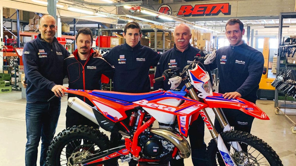 Ramon Quer, en el centro, posando junto a su nueva moto y parte del equipo Beta Trueba.