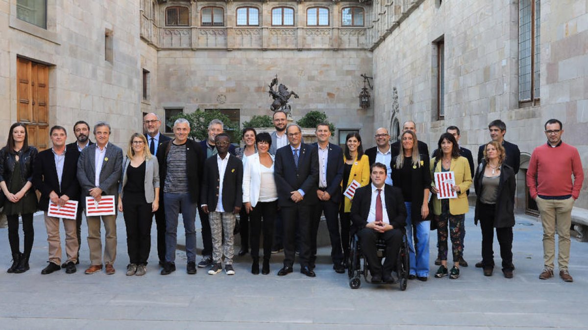 Els dirigents independentistes que van firmar el manifest es van reunir posteriorment a la Generalitat amb el president, Quim Torra.