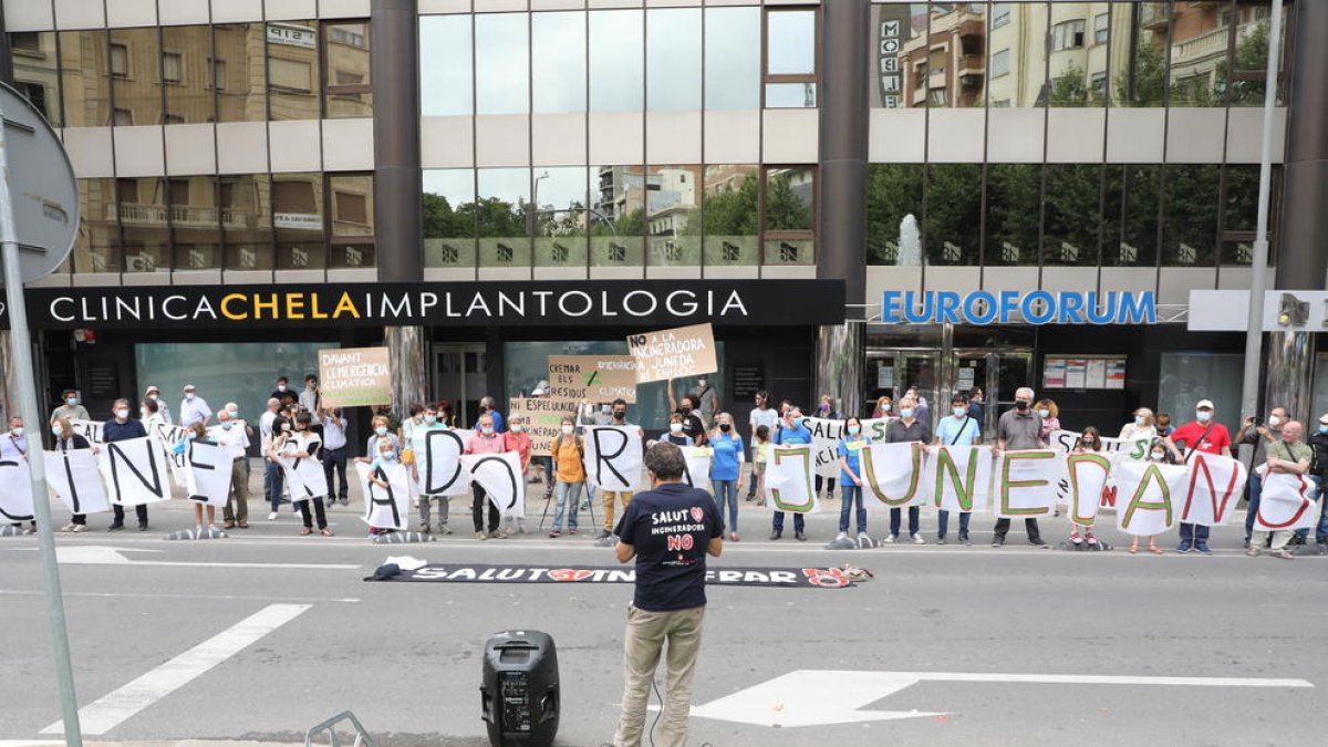 Los manifestantes ayer delante de la delegación del Govern.