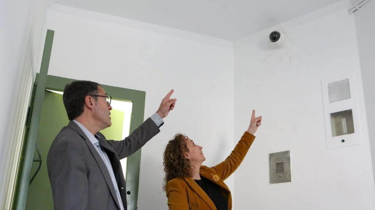 Capella muestra una cámara recién instalada en una celda de contención de Brians 1.