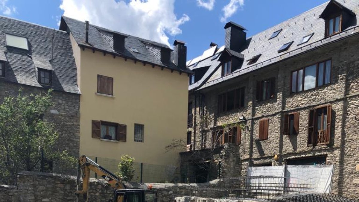 Imatge de les obres per aixecar la porta d’accés a Salardú.
