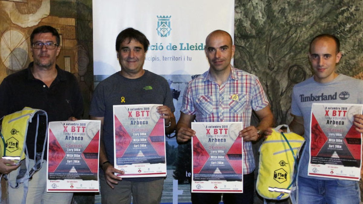 Organitzadors i autoritats, ahir durant la presentació de la prova a la Diputació.