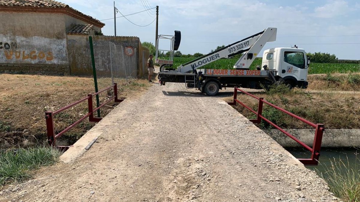 El puente ya cuenta con las nuevas barandillas.