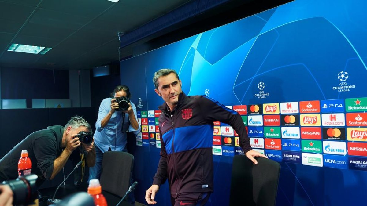 Ernesto Valverde ayer al entrar en la sala de prensa.