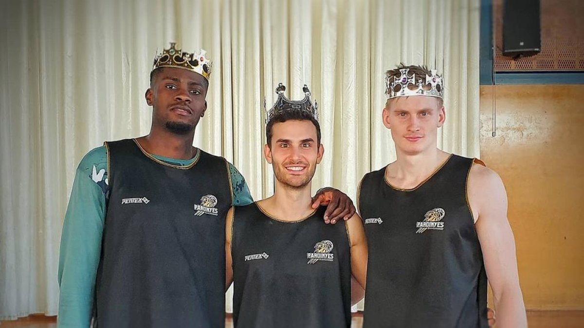 Efambe, Besora y Stürup con sus coronas de Reyes Magos.