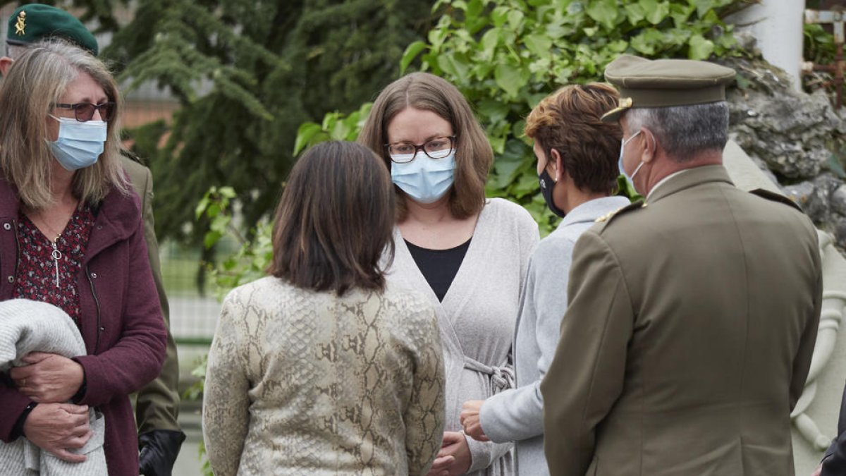 La ministra de Defensa dona el condol a la viuda del caporal.
