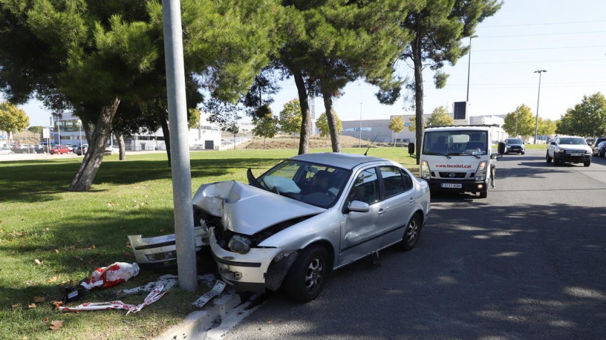 Un conductor herido al chocar con una farola en el polígono Neoparc