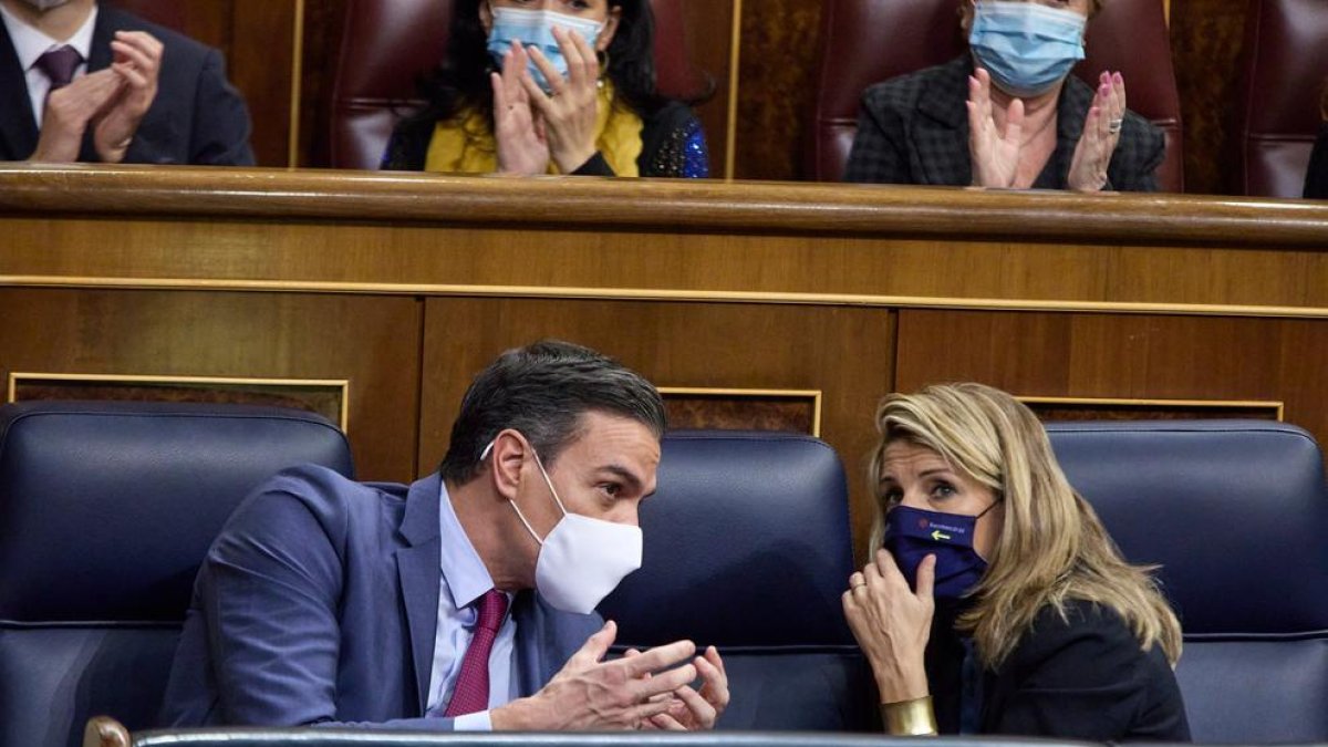 El president del Govern d'Espanya i secretari general del PSOE, Pedro Sánchez, i la vicepresidenta segona del Govern espanyol, Yolanda Díaz, conversen en una sessió plenària