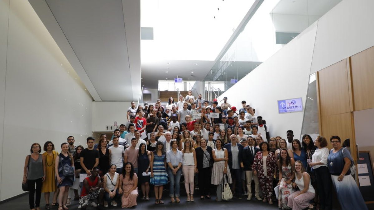Foto de familia de los jóvenes de entre 16 y 24 años que ayer asistieron a la entrega de diplomas del programa Noves Oportunitats, en la Llotja de Lleida.