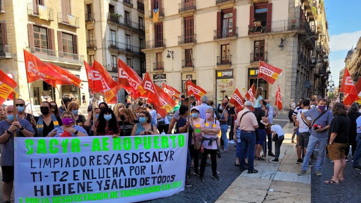 Protesta - Els treballadors dels serveis de neteja de l’Aeroport del Prat es van concentrar ahir a la plaça de Sant Jaume per demanar el final de l’ERTO donada la reactivació de les instal·lacions. Els empleats van denunciar la “sobrecàrr ...