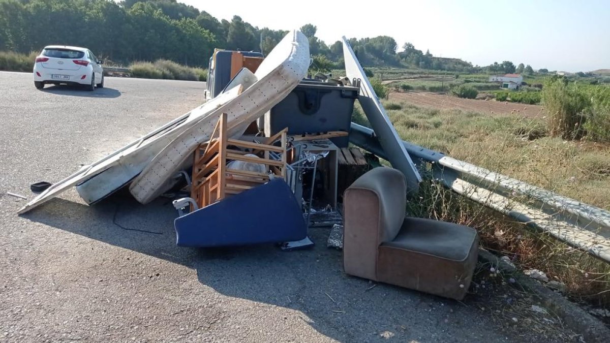 Imagen de un vertido ilegal de basuras en l’Horta.