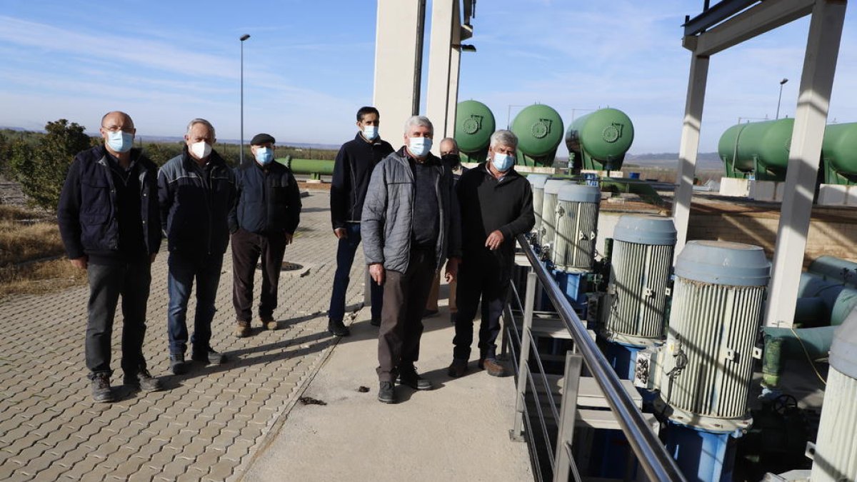 La junta de regants i els operaris de l’Algerri-Balaguer, ahir a l’estació de Castelló de Farfanya.