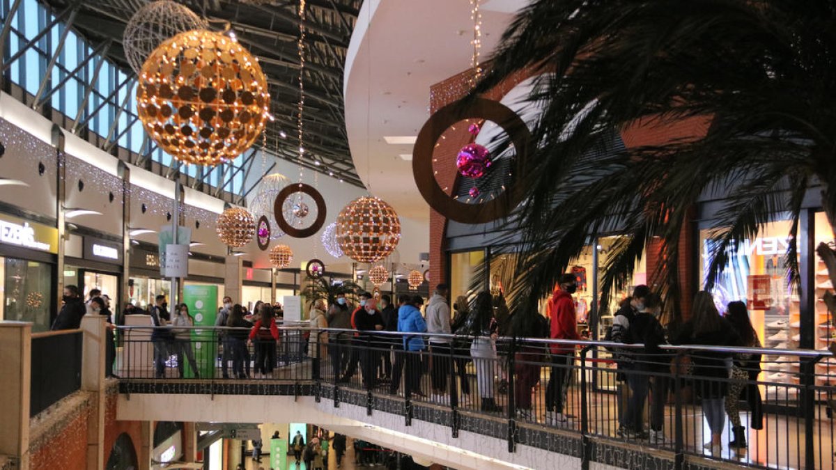 Muchas personas apuraronn el último día de apertura de centros comerciales antes de las restricciones.