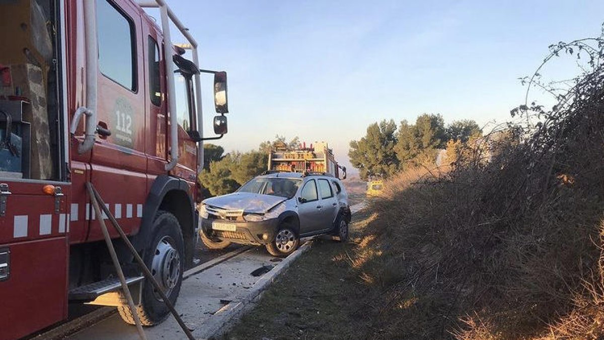 A Almenara Alta un turisme va sortir de la via.