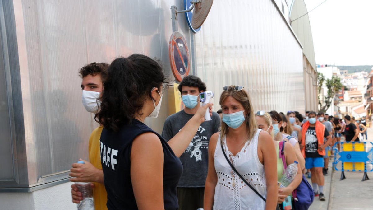 Largas colas de más de una hora para hacerse un test de antígenos para entrar en el Canet Rock