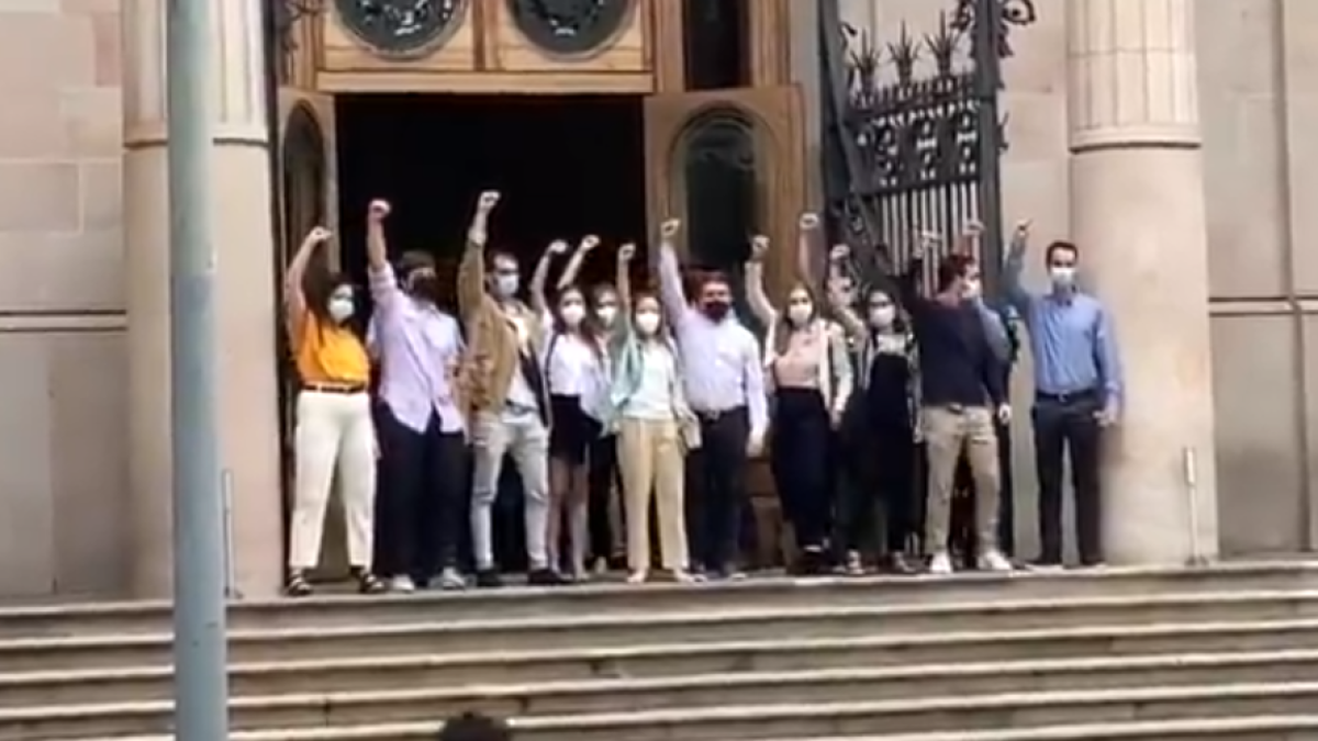 Un centenar de persones donen suport als 13 universitaris jutjats per aldarulls en una manifestació el 2017