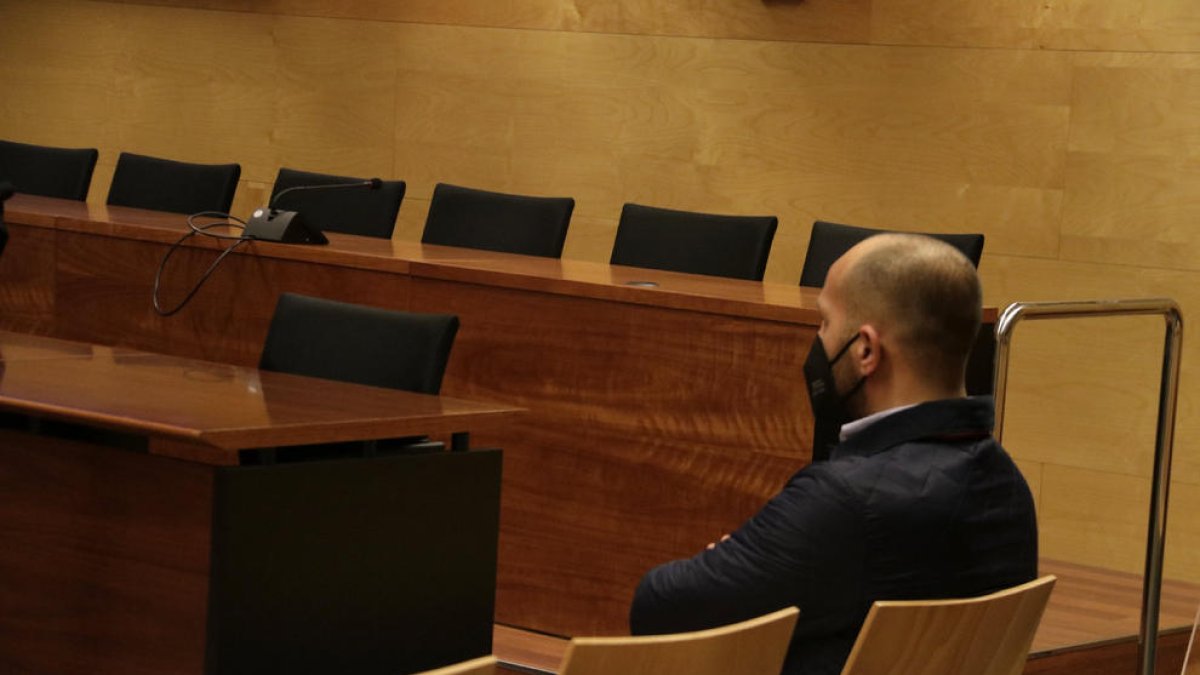Un dels acusats pel robatori, ahir, a l’Audiència de Girona.