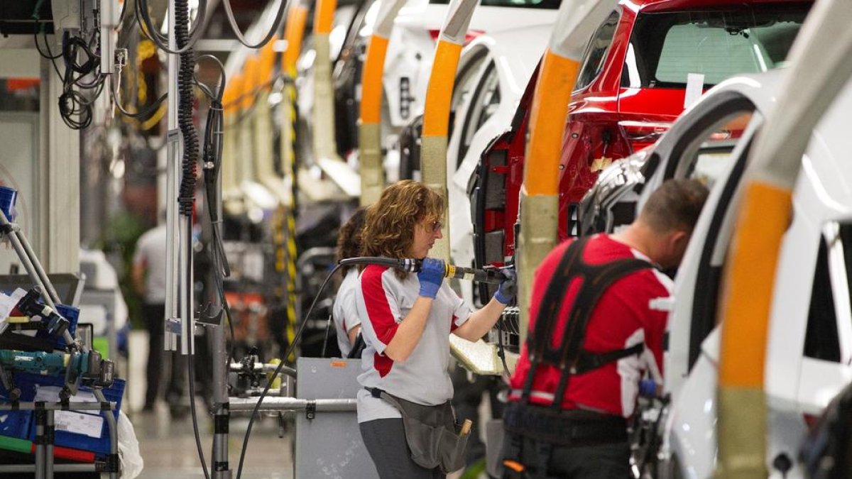 Operarios trabajando en la planta de Seat en Martorell.