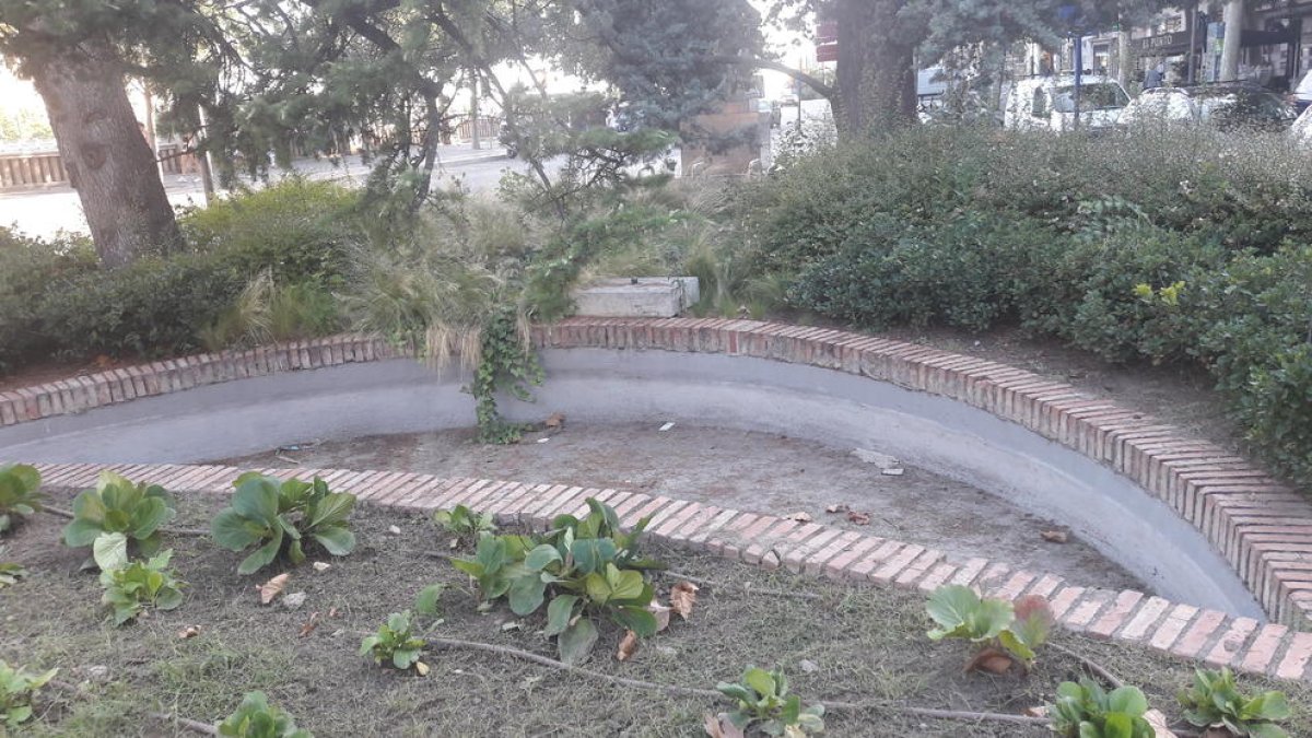 Font sense aigua a la plaça la Pau de Lleida