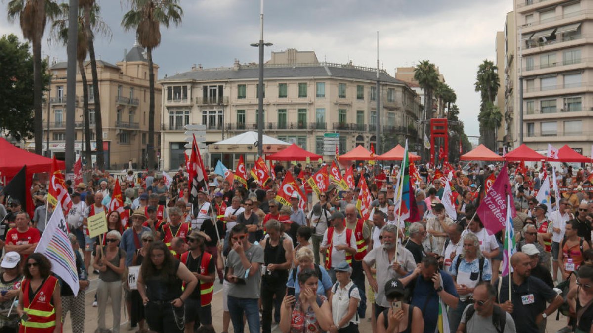 Unas 2.000 personas protestan en Perpiñán en contra la extrema derecha de Le Pen, que celebra su congreso en la ciudad