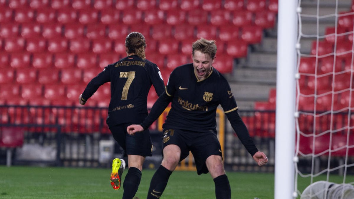 De Jong, que anotó uno de los cinco goles, celebra uno de los dos tantos de Griezmann, que se aleja en la imagen.