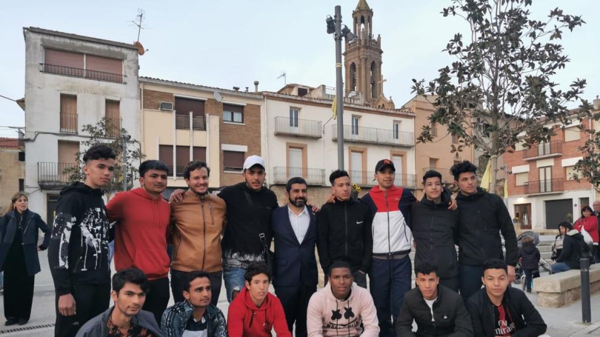 El conseller Chakir el Homrani es va reunir ahir amb joves immigrants que fan tasques de voluntariat a Montgai.