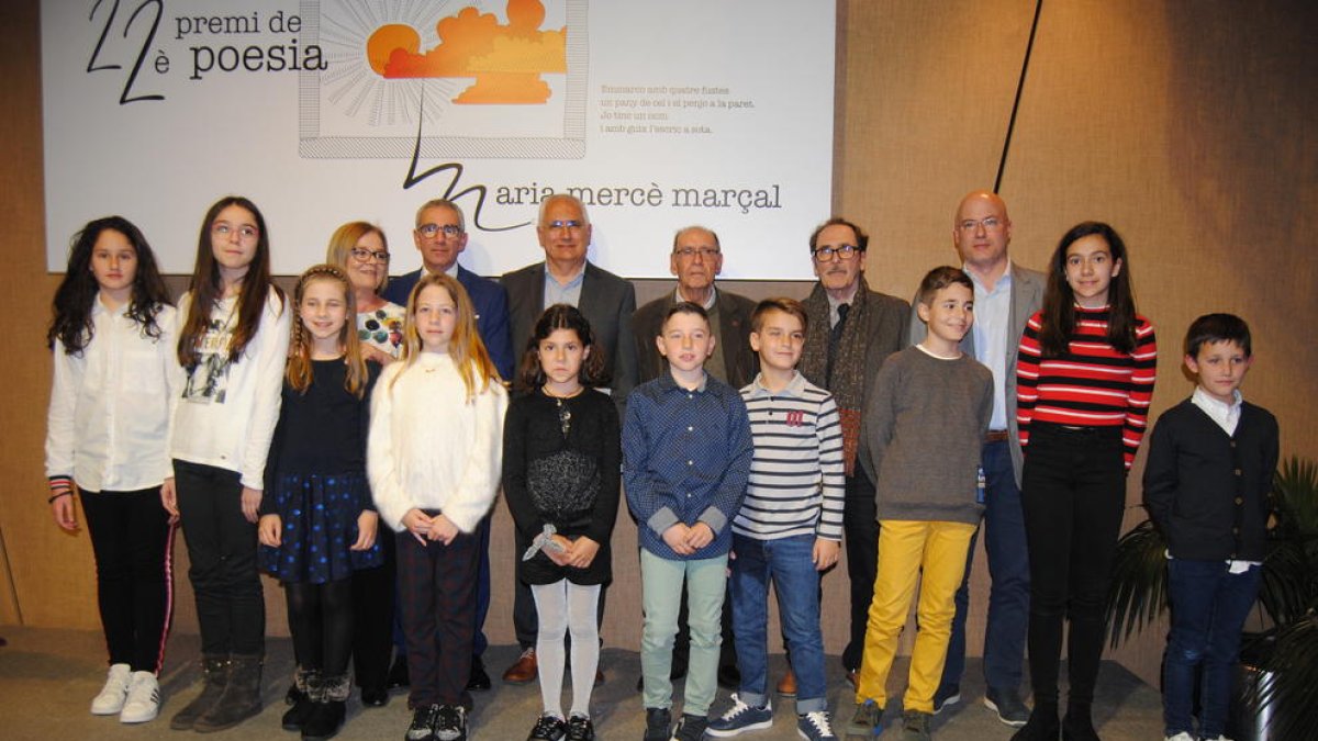 Les autoritats que van presidir l’acte, amb estudiants que van llegir poemes durant la vetllada.