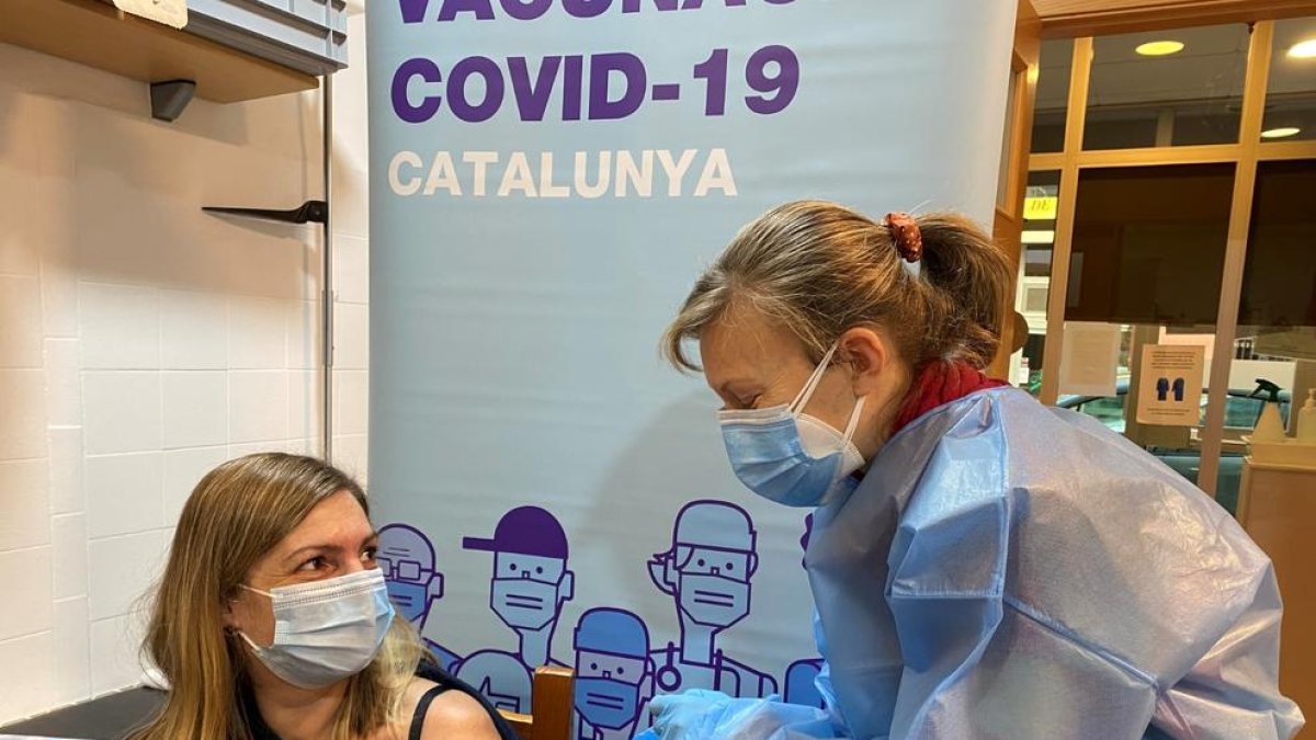 Una sanitaria recibe la dosis de refuerza en la Pobla de Segur.