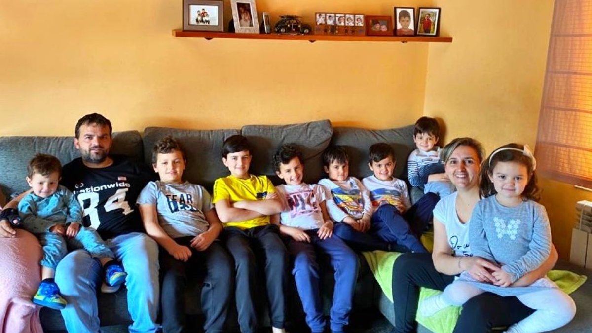 Fotografía de la familia Valerio Espinosa de La Seu d’Urgell, con sus 8 hijos.