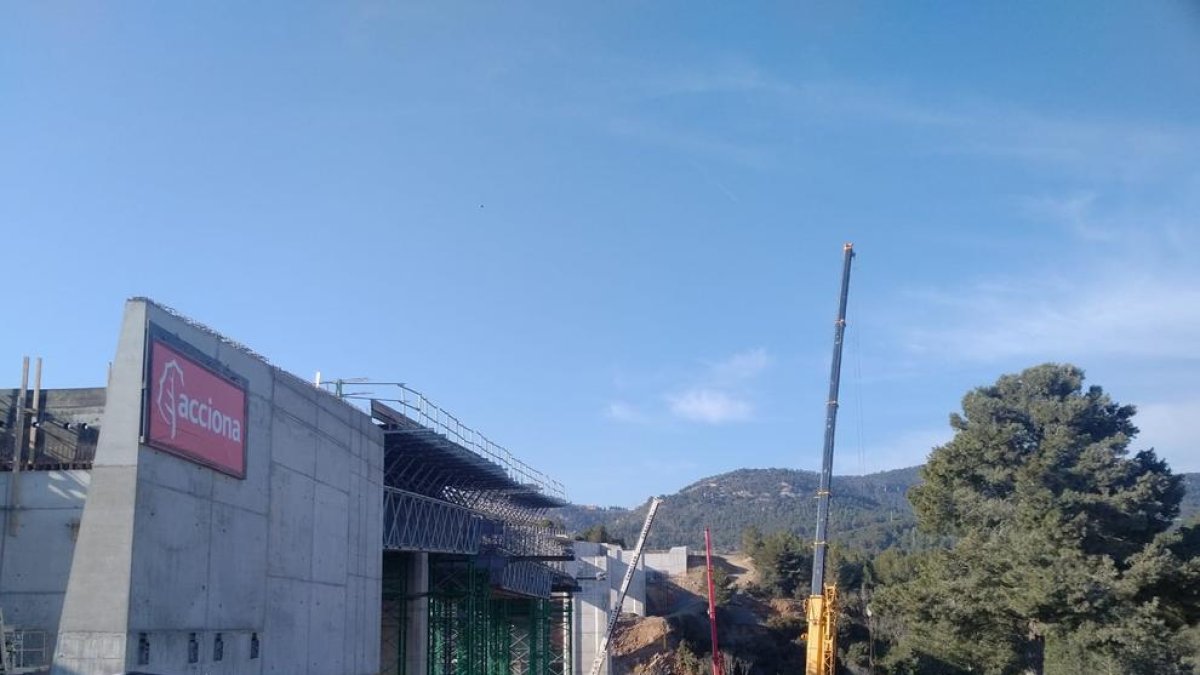 Treballs d’un viaducte a l’autovia A-27 al tram al costat del nucli de Fontscaldes, a Valls.