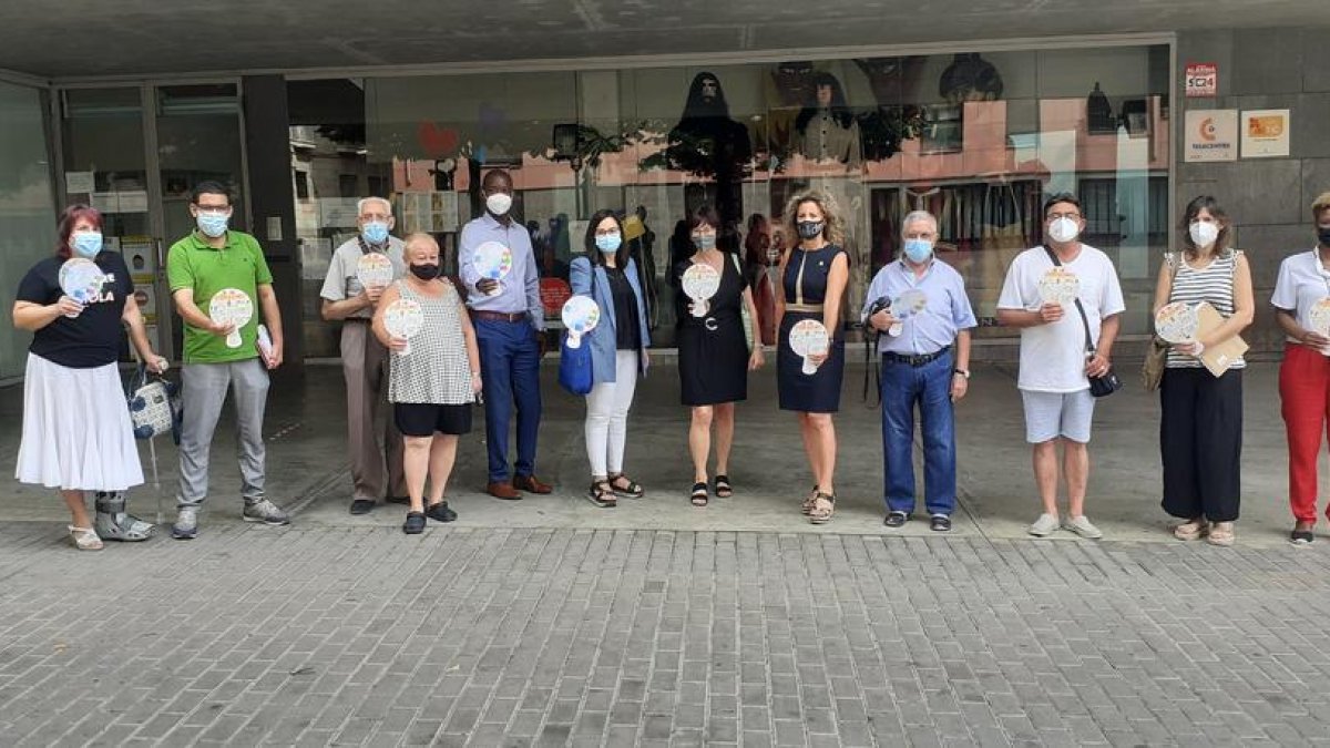 Representantes de la Paeria y de las entidades que colaboran en ‘Conviu al Barri’, ayer en la plaza Ereta.