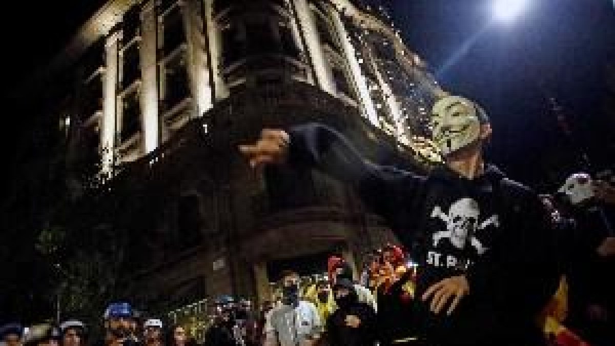 Varios miles de personas se concentran ante Jefatura de Policía de Barcelona