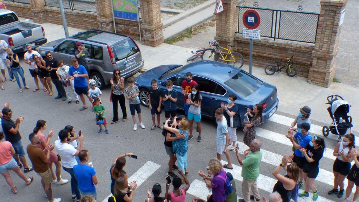 Eugeni Roselló se abraza con su madre, Pilar Solé, el domingo a su llegada a La Pobla de Segur.