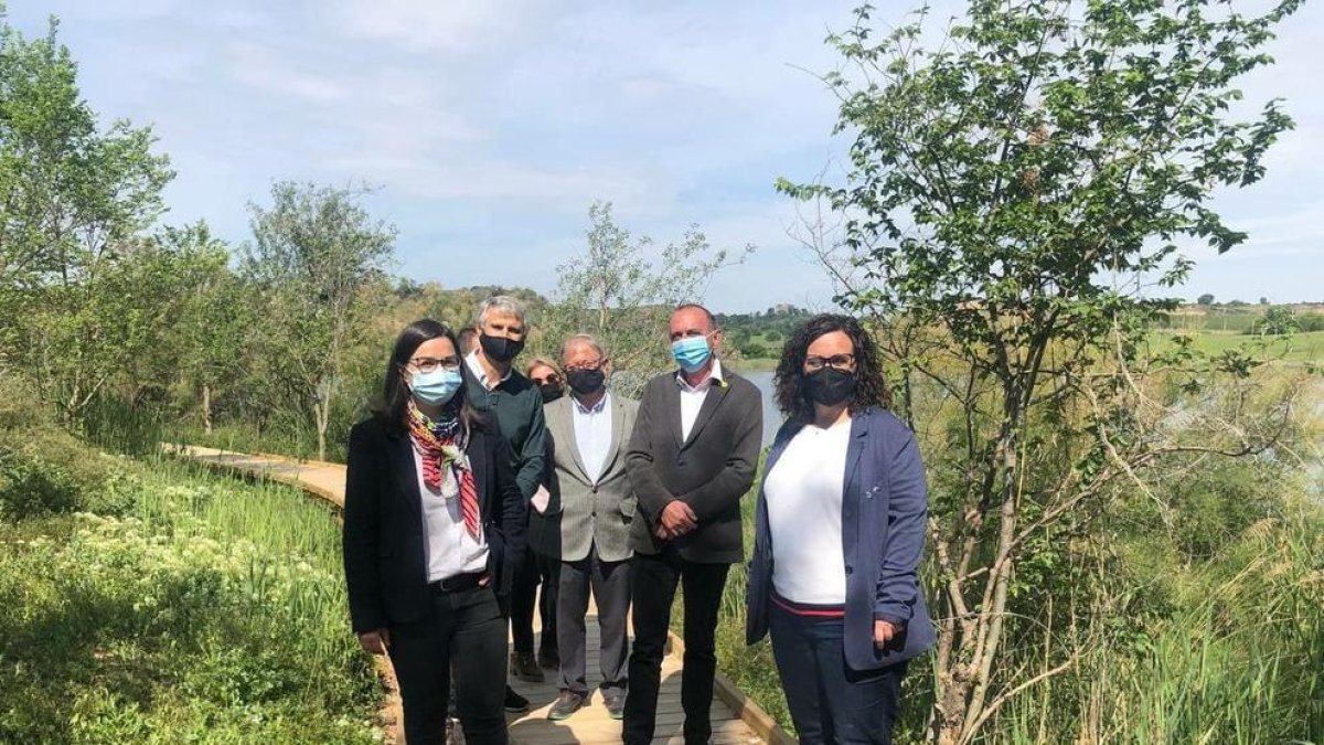 La comitiva municipal, durant la visita a la zona.