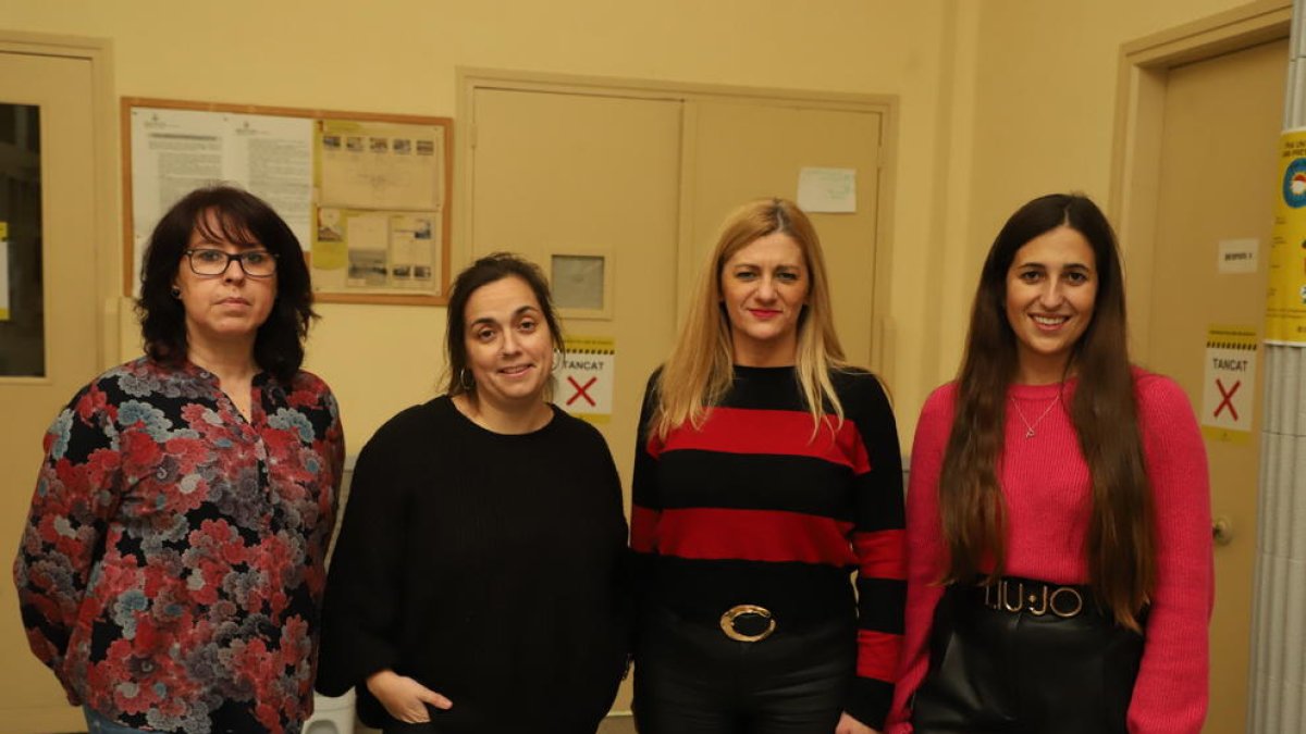 La nueva presidenta, segunda por la derecha, con la vicepresidenta, la contable y la secretaria de la asociación de vecinos de Magraners.
