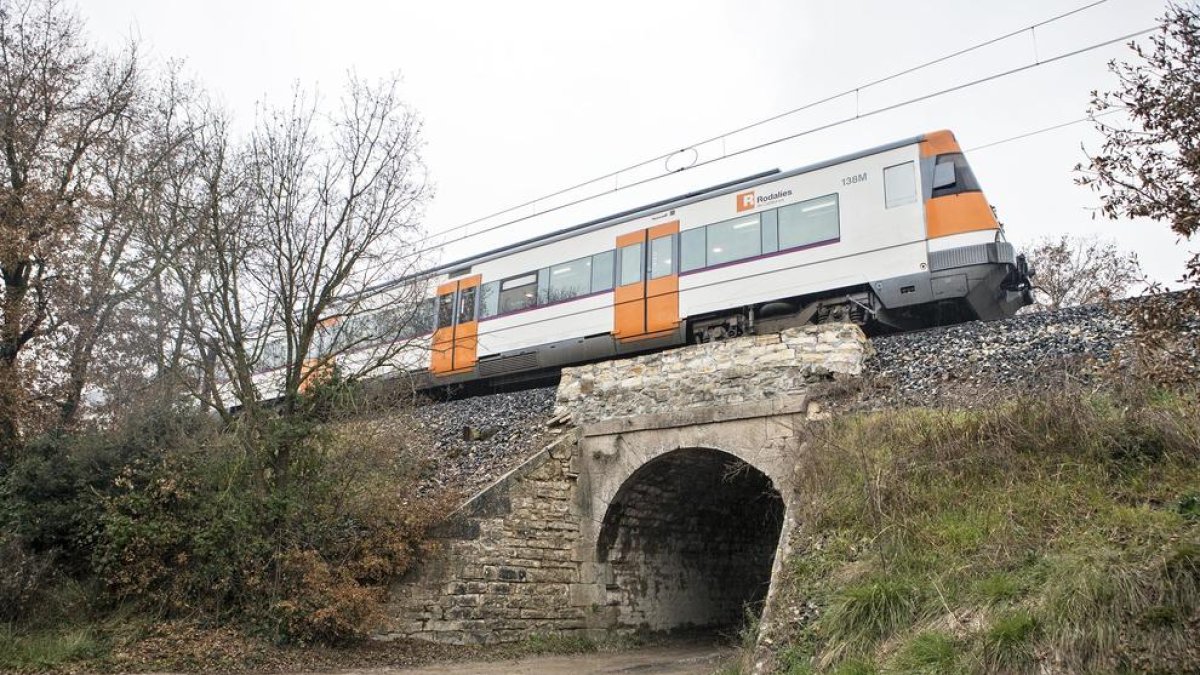 Tren aturat sobre un pont a prop de Sant Guim de Freixenet.