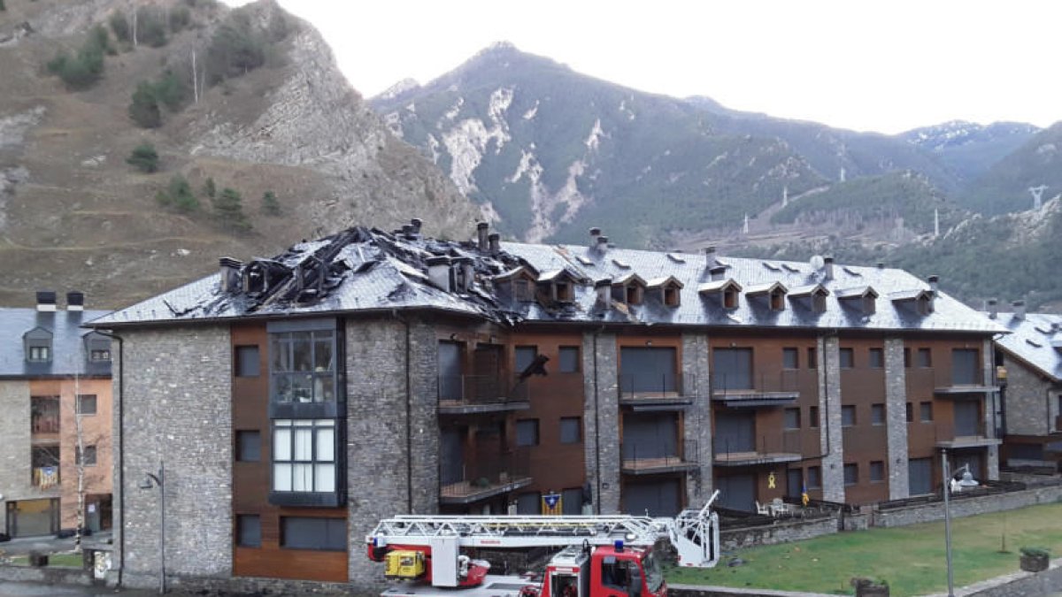 El incendio, que se originó la tarde del jueves, acabó afectando a cuatro apartamentos del bloque.