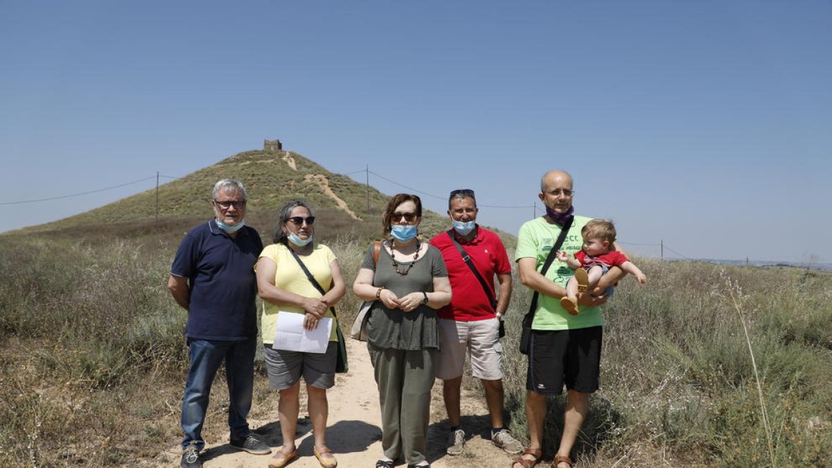 Representants d’entitats de Lleida, ahir davant del tossal de Moradilla, que reclamen conservar.