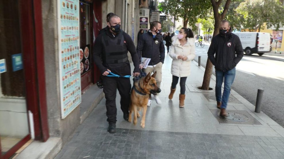 Amb les okupacions, proliferen empreses dedicades a desallotjar.