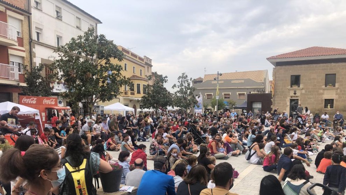 Lleno total de público, ayer en uno de los espectáculos de magia de la última jornada de Montgai Màgic.