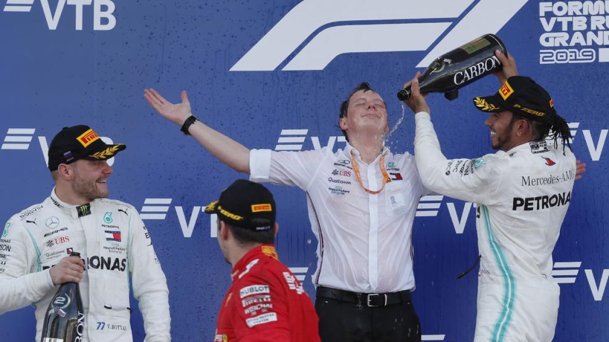 Lewis Hamilton celebra la victoria en el Gran Premio de Rusia con el director de equipo de Mercedes.