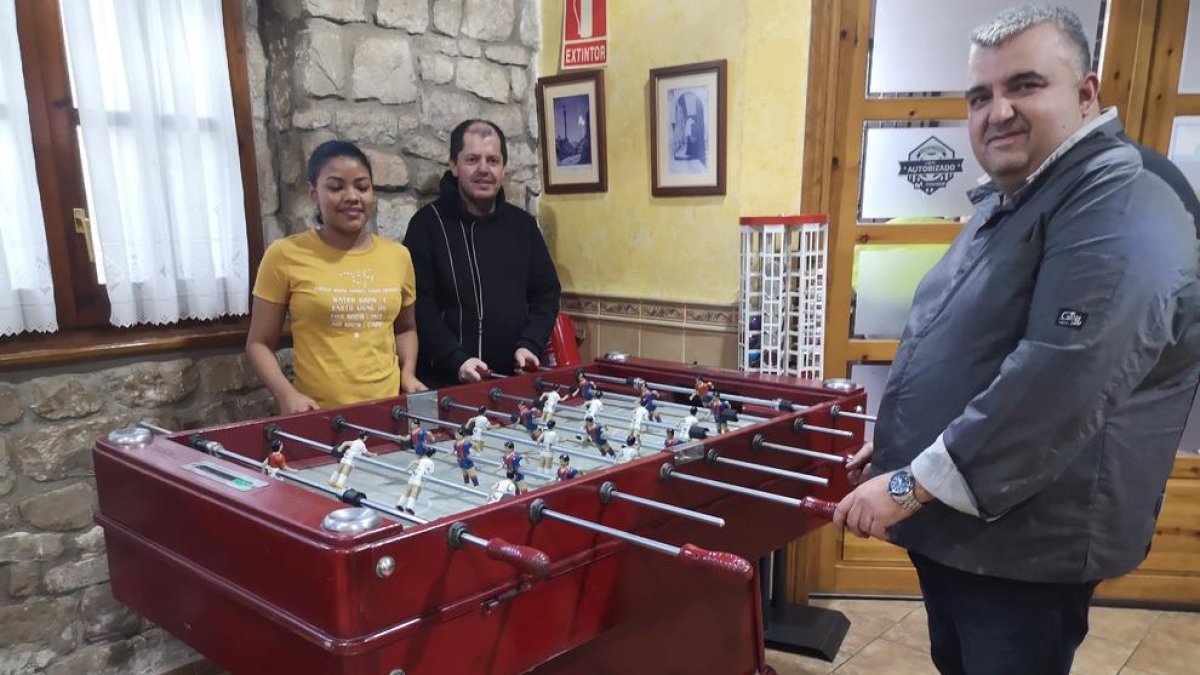 Gregori Pifarré, en primer terme, jugant al futbolí amb l’equip del Reial Madrid.