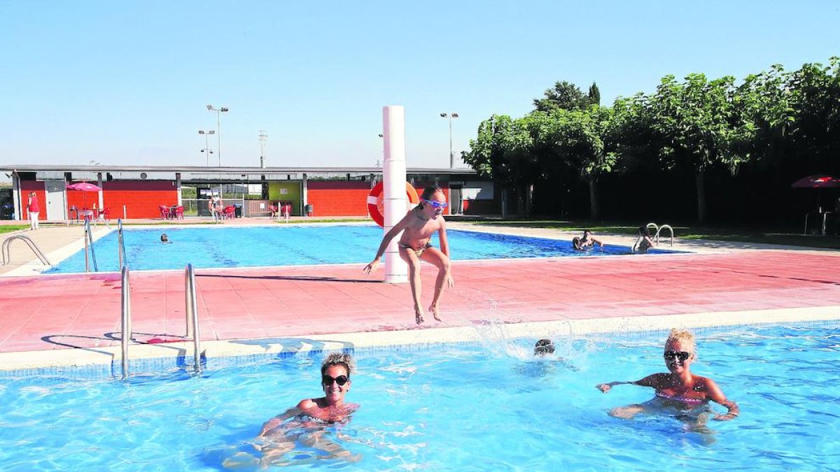 Las piscinas de Aitona, en el Baix Segre, también abrieron ayer.