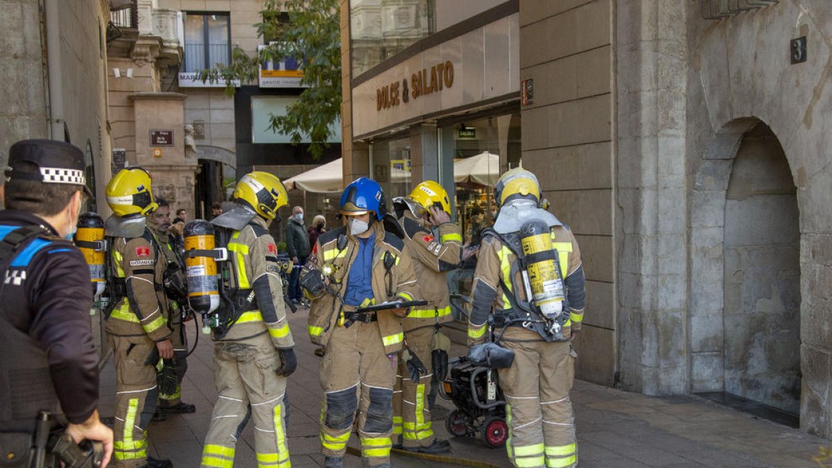 Els Bombers, després de sufocar el foc, van ventilar l’entresol i l’escala.