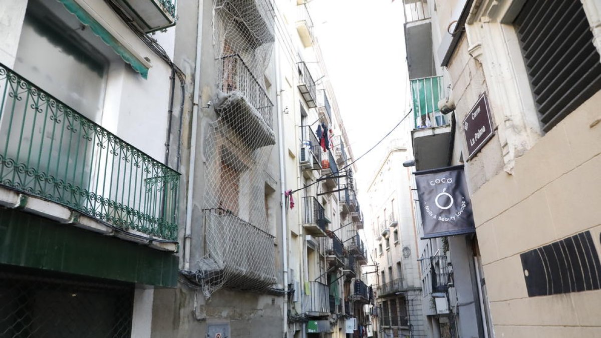 La petita deambulava plorant pel carrer la Palma a primera hora del matí.