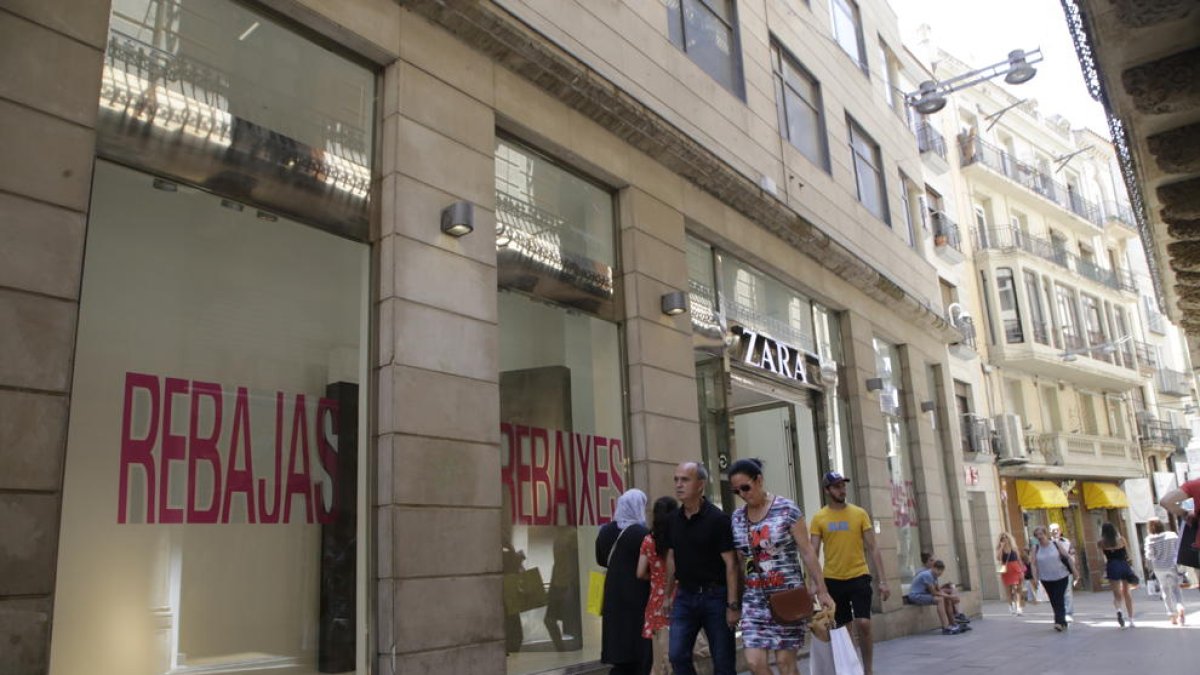 Uno de los establecimientos del Eix que ya anuncia rebajas.