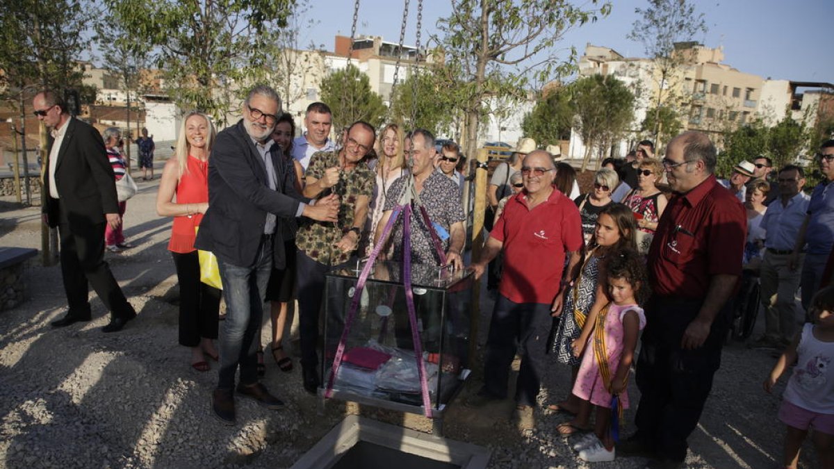Larrosa, Pueyo y Gallardo fueron los encargados de enterrar la cápsula del tiempo.