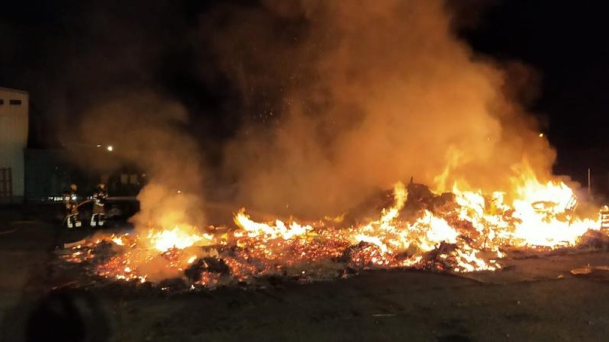 Aparatoso incendio en el polígono Entrevies de Lleida