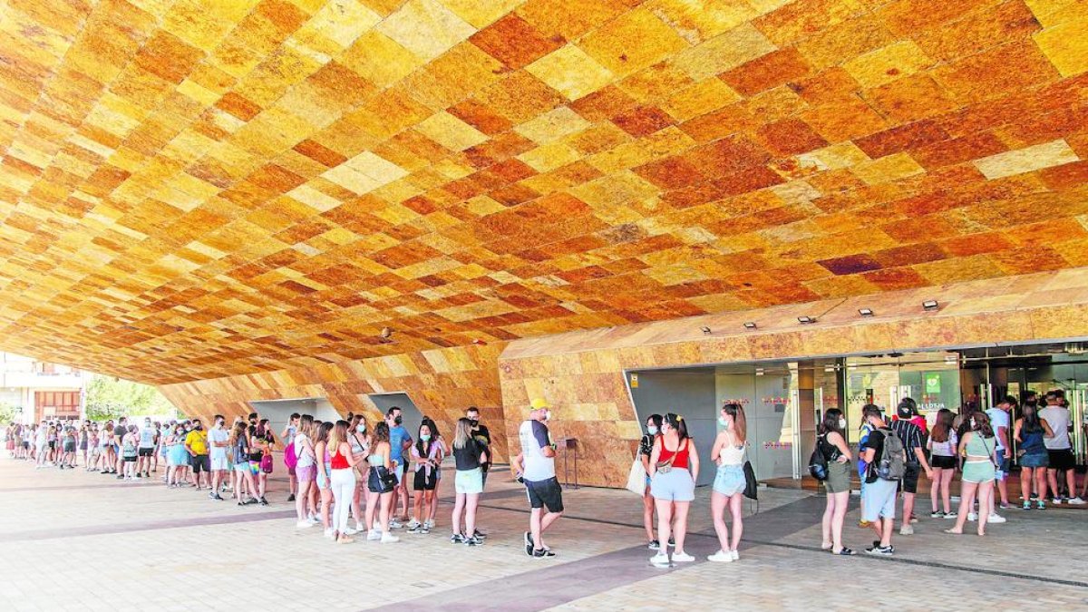 Cues a la Llotja dels centenars de lleidatans que van anar a fer-se un test ràpid de Covid per assistir al festival de música Canet Rock.