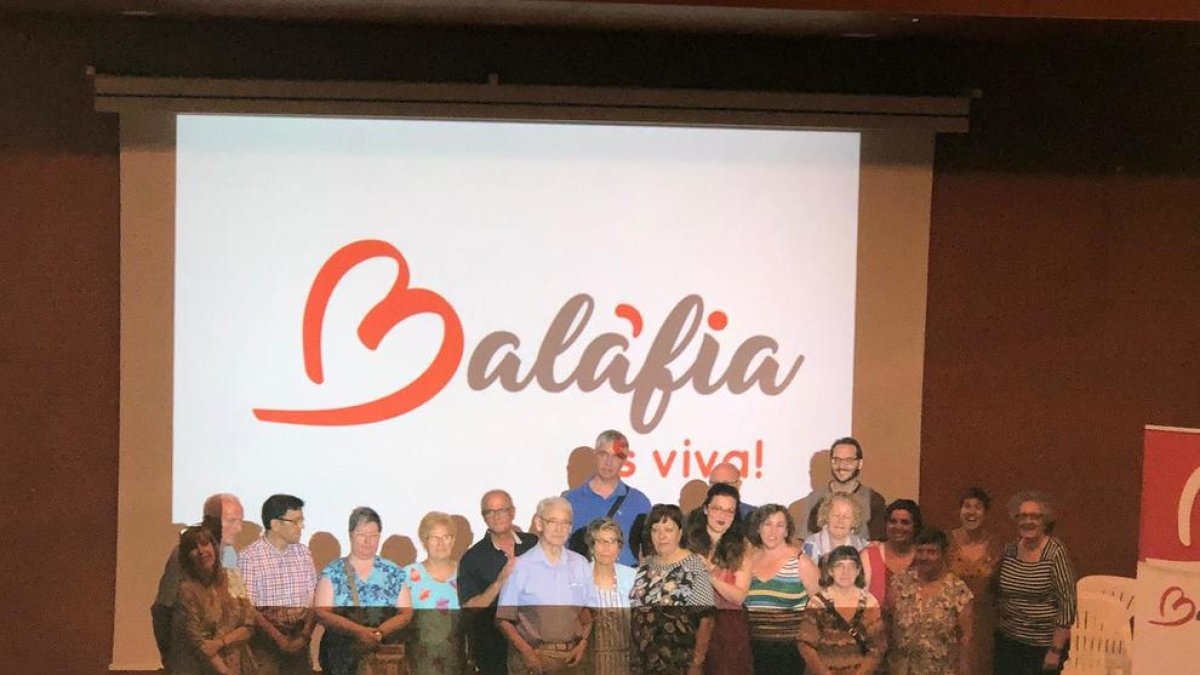 Miembros de la asociación ante la nueva “marca” del barrio.
